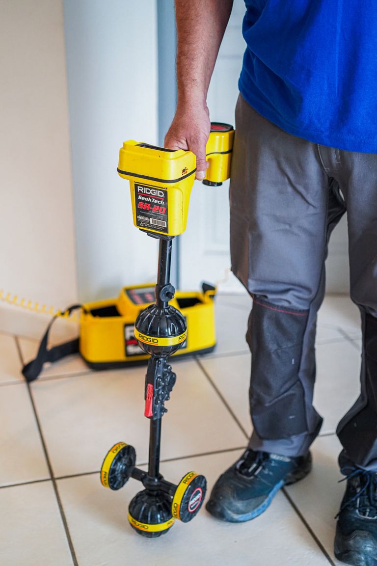 Technicien recherche de fuites avec un localisateur