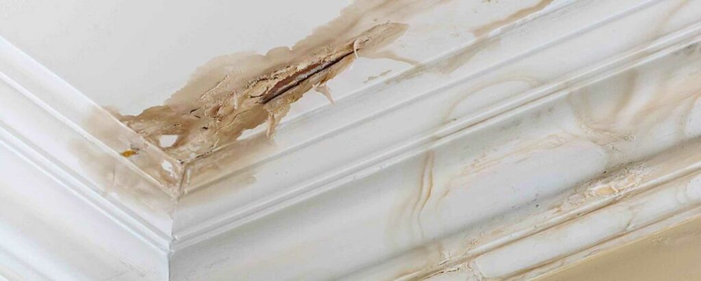 Infiltration d'eau sur un plafond