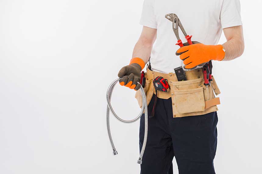 Plombier avec ses outils