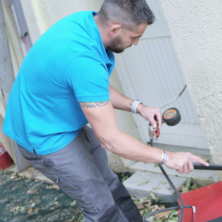 Test de mise en pression des canalisations à l'aide d'une pompe à épreuve