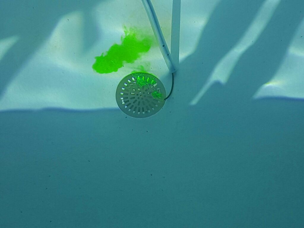 liquide coloré piscine