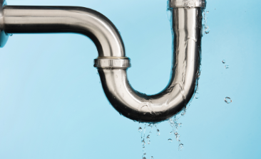 Fuite d'eau apparente sur une canalisation