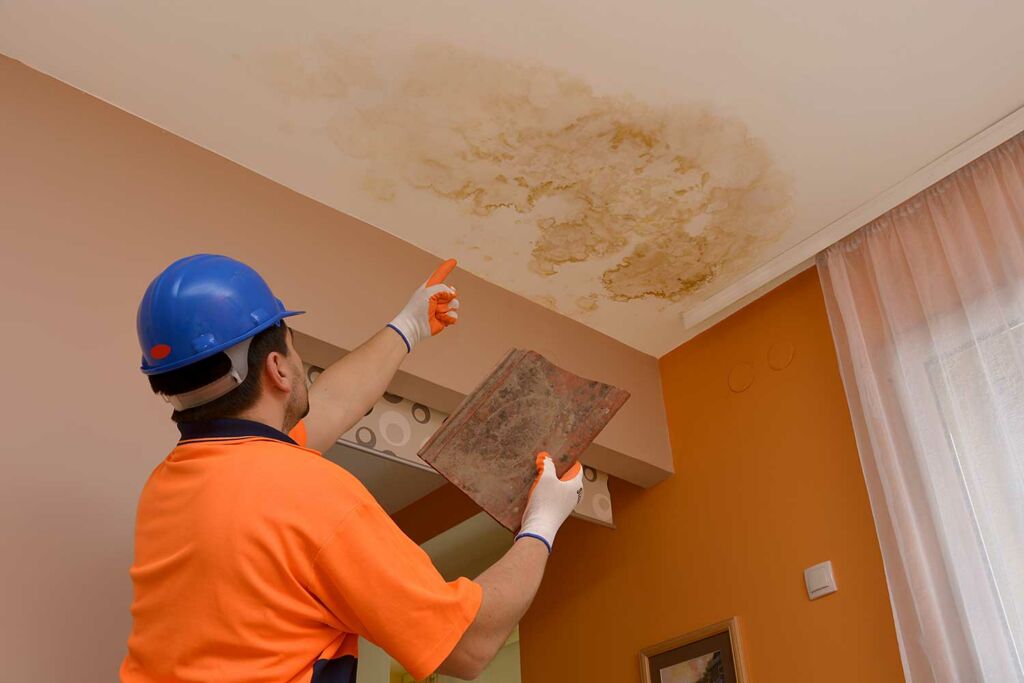 Tâche d'infiltration d'eau au plafond