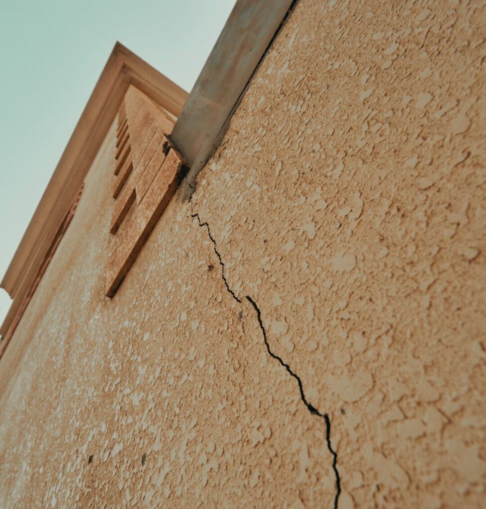 mur fissuré à cause d'une infiltration d'eau